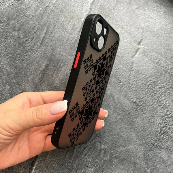 Чехол для iPhone 14 plus с защитой камеры с вышиванкой черная украинская