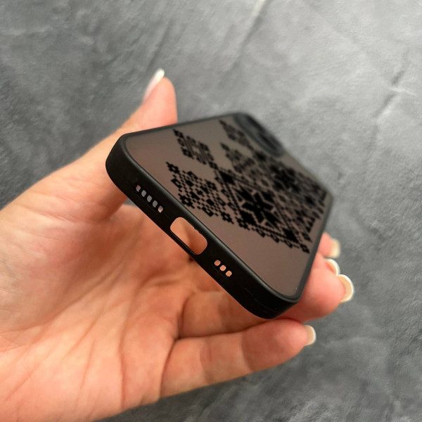 Чехол для IPhone 13 Mini с защитой камеры с вышиванкой черная украинская