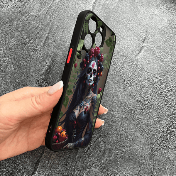Чехол для iPhone 12 Pro с защитой камеры девушка Санта-Муэрте и листьями