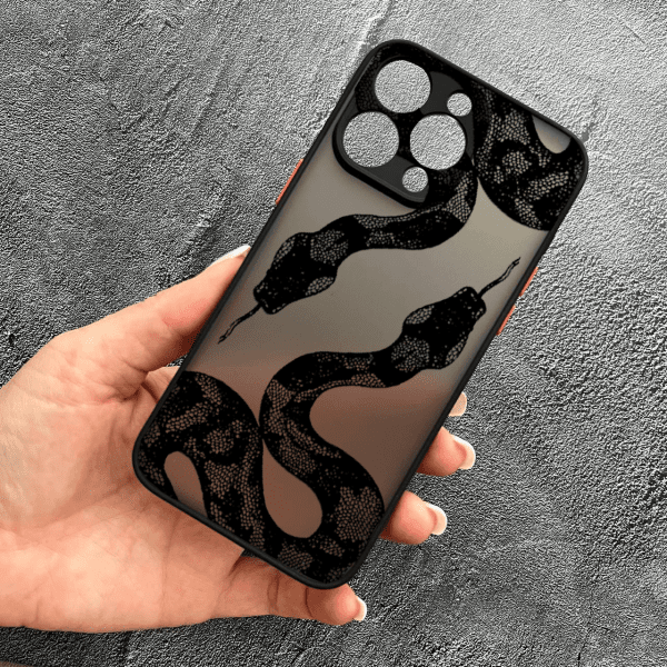 Чехол для iPhone 12 Pro с защитой камеры с черной змеей