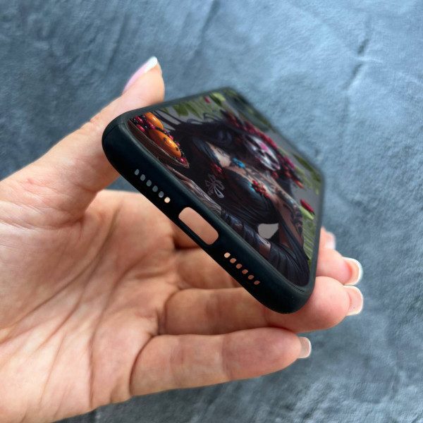 Чехол для iPhone 12 с защитой камеры с девушкой Санта-Муэрте и листьями