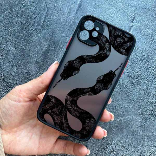 Чехол для iPhone 12 с защитой камеры с черной змеей