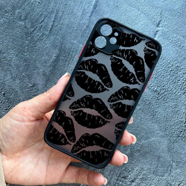 Чехол для iPhone 12 с защитой камеры черные губы