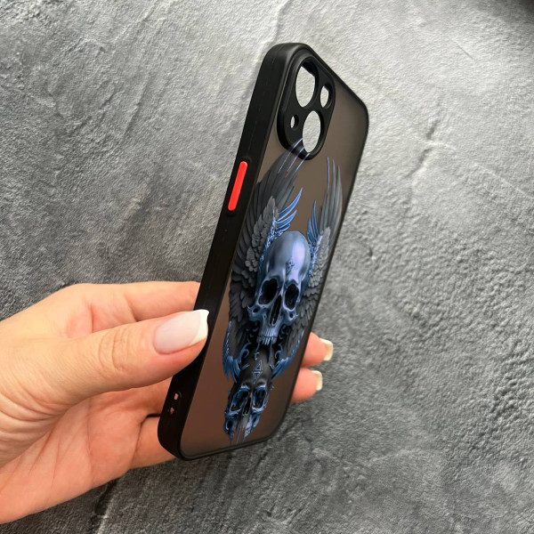 Чехол для iPhone 15 Plus с защитой камеры с черепом и крыльями