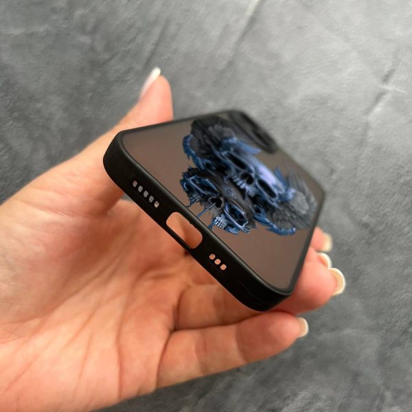 Чехол для iPhone 15 Plus с защитой камеры с черепом и крыльями