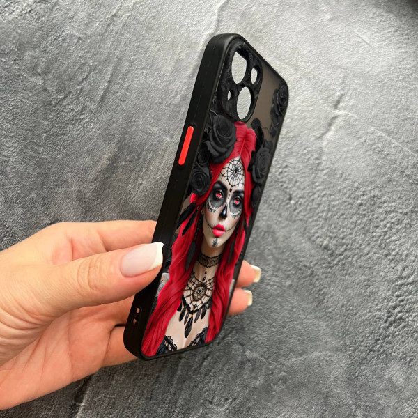 Чехол для iPhone 15 Plus с защитой камеры девушка Санта-Муэрте в розах