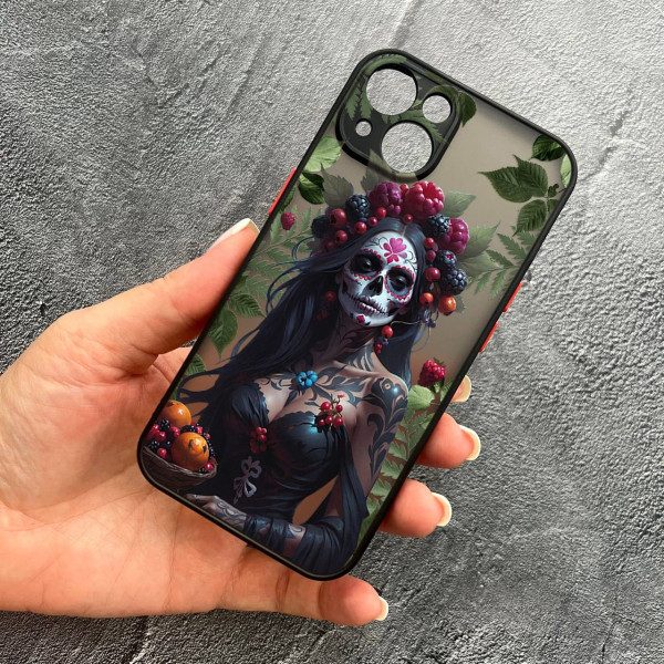 Чехол для iPhone 15 Plus с защитой камеры девушка Санта-Муэрте и листьями