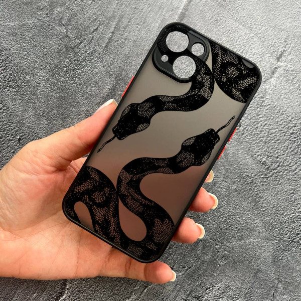 Чехол для iPhone 15 Plus с защитой камеры с черной змеей