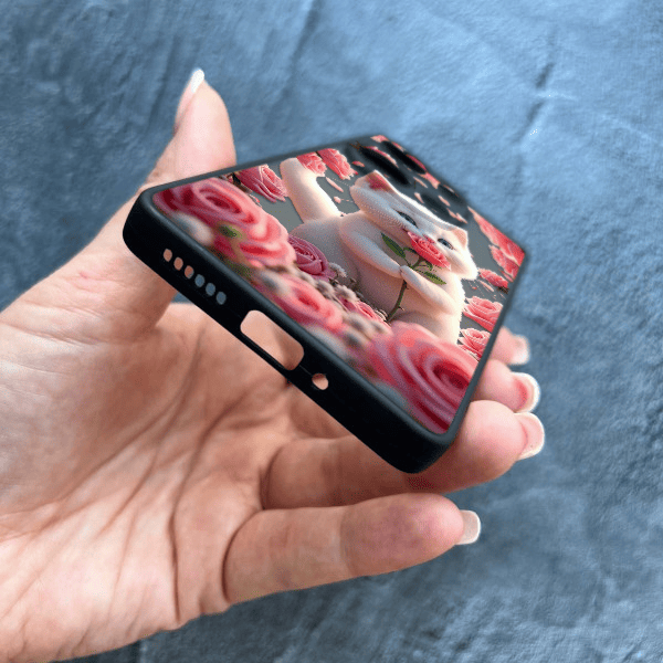 Чехол для Xiaomi Redmi Note 13 Pro 4G / Poco M6 Pro 4G / Xiaomi Redmi Note 14S с защитой камеры с котом в цветах розах