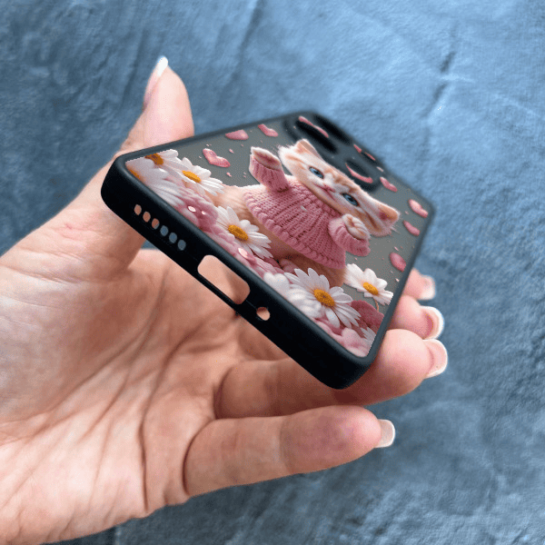 Чехол для Xiaomi Redmi Note 13 Pro 4G / Poco M6 Pro 4G / Xiaomi Redmi Note 14S с защитой камеры с котом в цветах ромашки