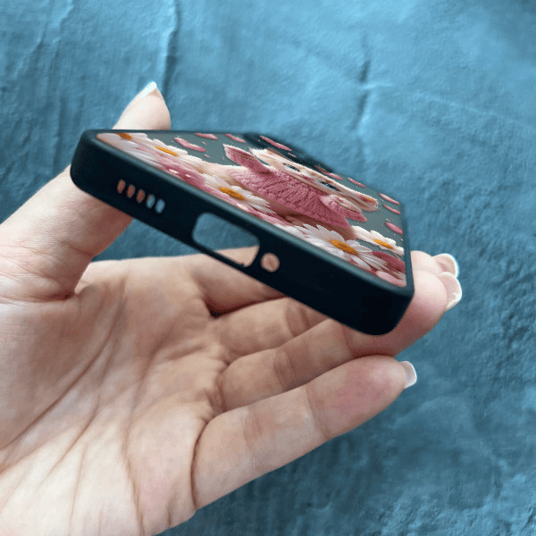Чехол для Xiaomi Redmi Note 13 Pro Plus с защитой камеры с котом в цветах ромашки