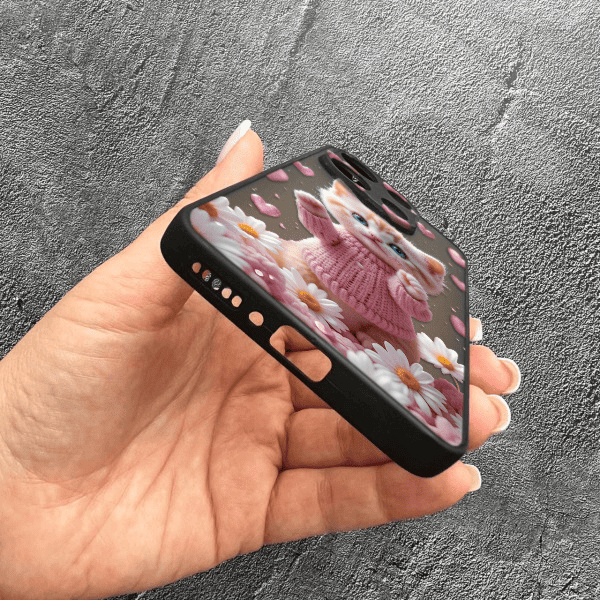 Чехол для Xiaomi Redmi Note 13 4G с защитой камеры с котом в цветах ромашки