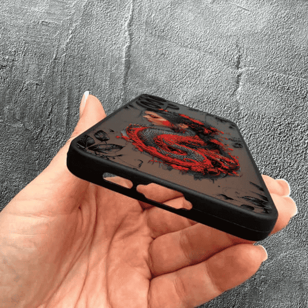 Чехол для Samsung Galaxy S23 с защитой камеры девушка с драконом