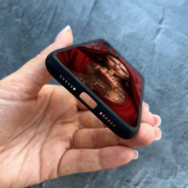 Чехол для iPhone 11 с защитой камеры Монашка бунтарка