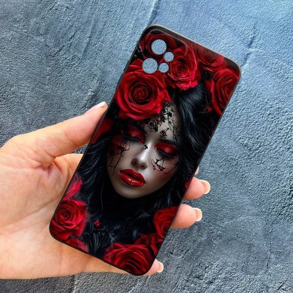 Чехол для Motorola G32 девушка Санта-Муэрте в цветах красных роз