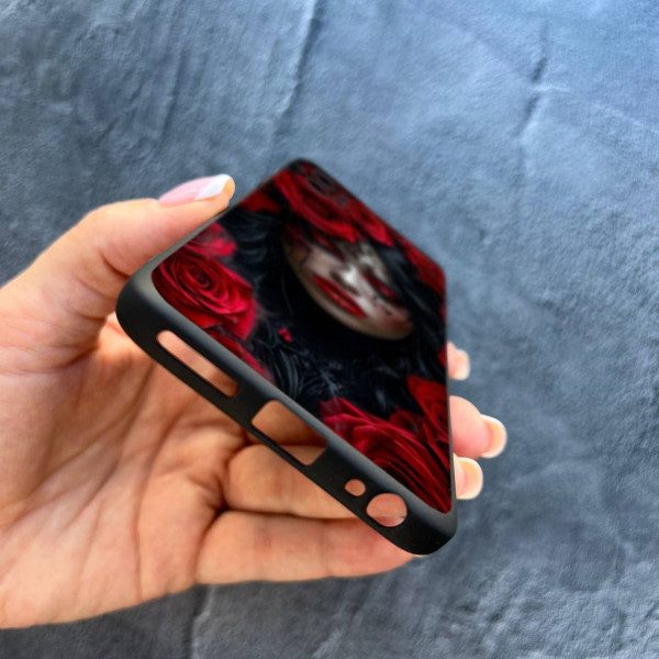 Чехол для Motorola G32 девушка Санта-Муэрте в цветах красных роз