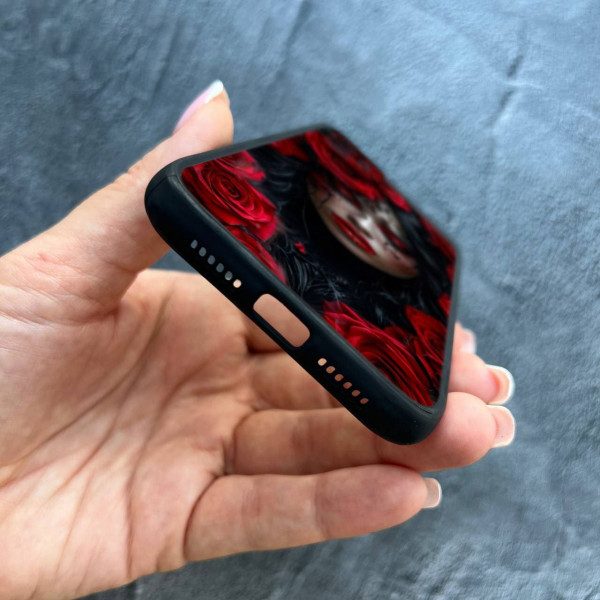 Чехол для iPhone 12 с защитой камеры девушка муэрта в цветах красных роз