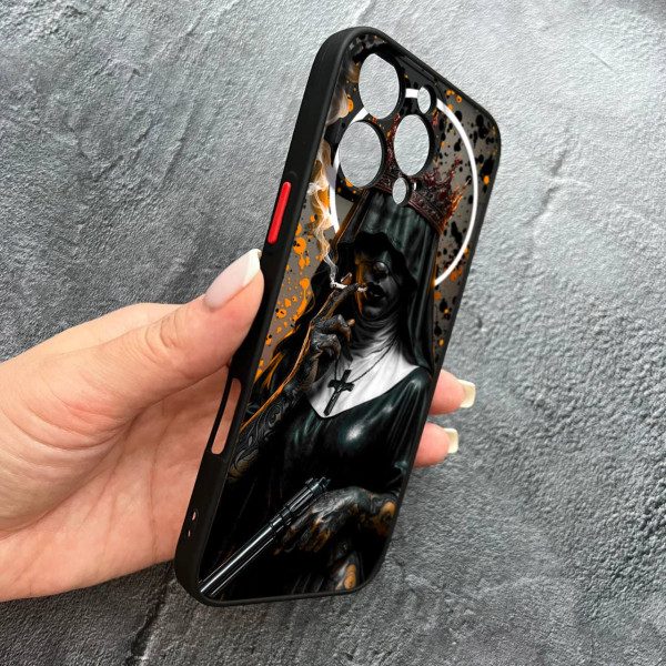 Чехол для iPhone 16 Pro с защитой камеры Черная королева