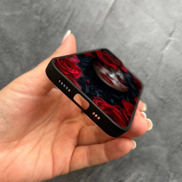 Чехол для iPhone 15 с защитой камеры девушка муэрта в цветах красных роз