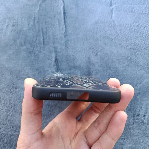 Чехол для Samsung Galaxy S23 FE с защитой камеры черный силикон с принтом питона с покрытием лака