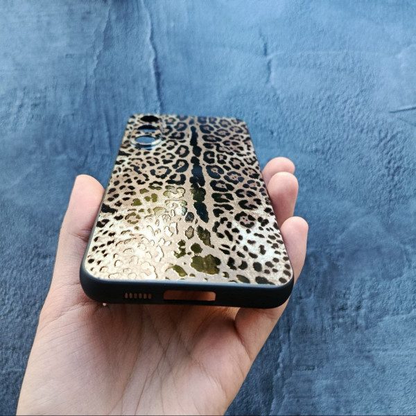 Чехол для Samsung Galaxy S23 FE с защитой камеры черный силикон с принтом леопарда с покрытием лака