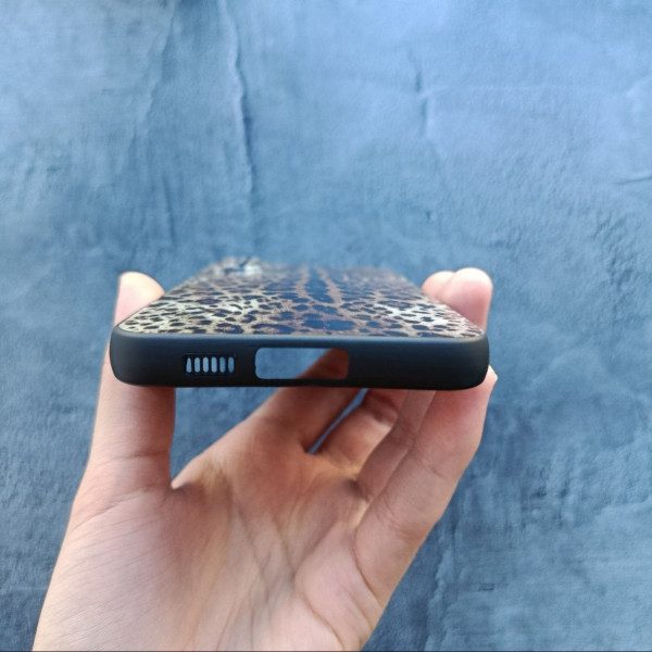 Чехол для Samsung Galaxy S23 FE с защитой камеры черный силикон с принтом леопарда с покрытием лака