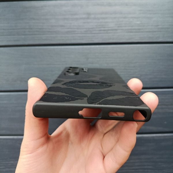 Чехол для Samsung Galaxy S24 Ultra с защитой камеры черный силикон с принтом черные губы с покрытием лака