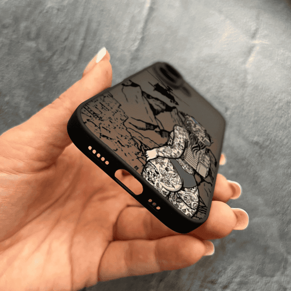 Чехол для iPhone 17 с защитой камеры военная девушка