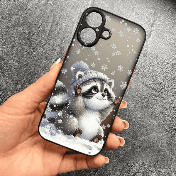 Чехол для iPhone 17 с защитой камеры новогодний зимний енотик
