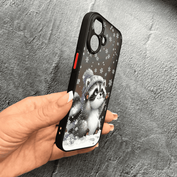 Чехол для iPhone 17 с защитой камеры новогодний зимний енотик