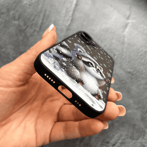 Чехол для iPhone 17 с защитой камеры новогодний зимний енотик