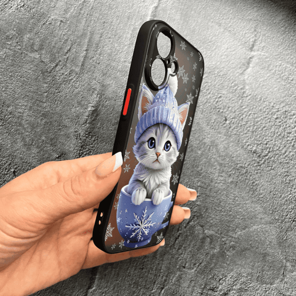 Чехол для iPhone 17 с защитой камеры новогодний котенок в чашке