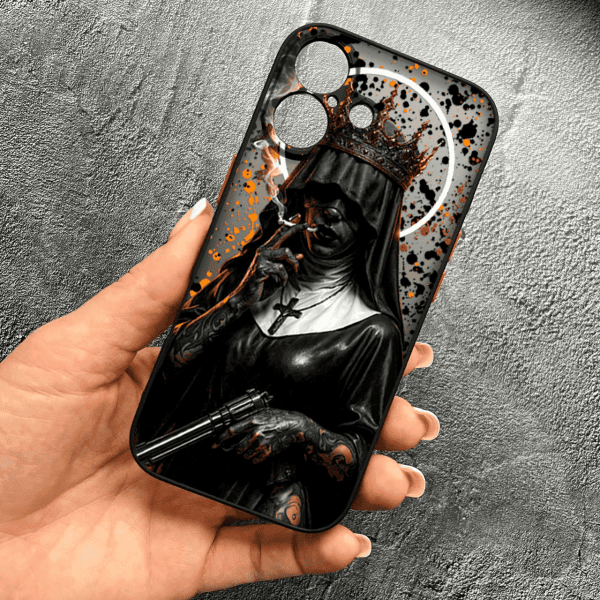 Чехол для iPhone 17 с защитой камеры Черная королева