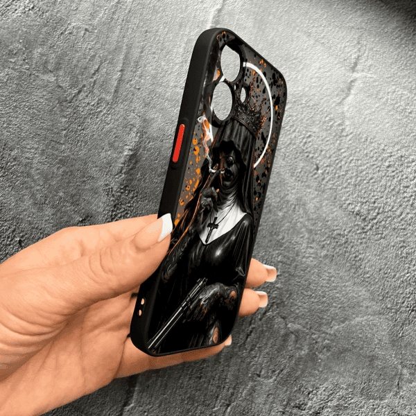 Чехол для iPhone 17 с защитой камеры Черная королева
