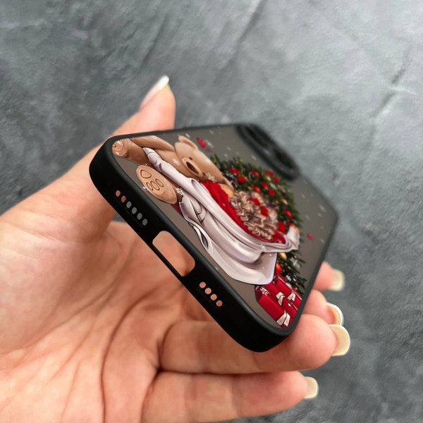 Чехол для iPhone 16 Pro Max с защитой камеры новогодняя девушка с плюшевым медведем и елкой
