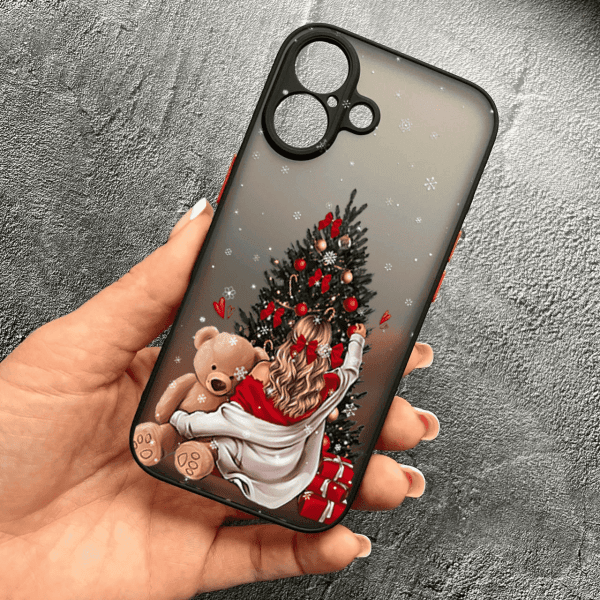Чехол для iPhone 17 с защитой камеры новогодняя девушка с плюшевым медведем и елкой