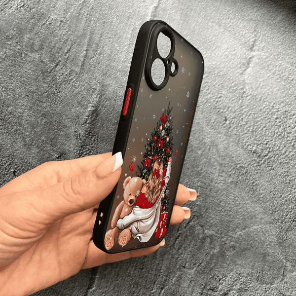Чехол для iPhone 17 с защитой камеры новогодняя девушка с плюшевым медведем и елкой