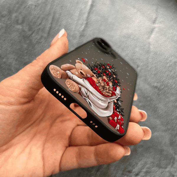 Чехол для iPhone 17 с защитой камеры новогодняя девушка с плюшевым медведем и елкой