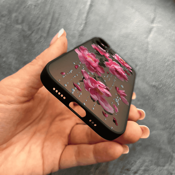 Чехол для iPhone 17 с защитой камеры с цветами и дождем