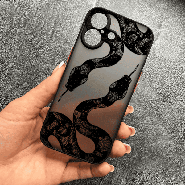 Чехол для iPhone 17 с защитой камеры с черной змеей
