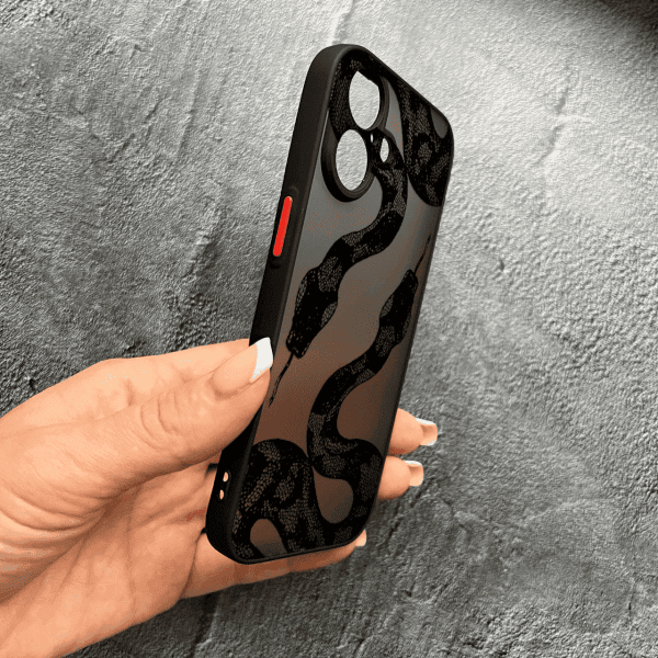 Чехол для iPhone 17 с защитой камеры с черной змеей