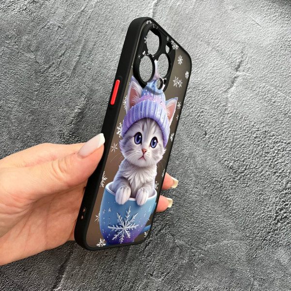 Чехол для iPhone 14 Pro с защитой камеры новогодний котенок в чашке