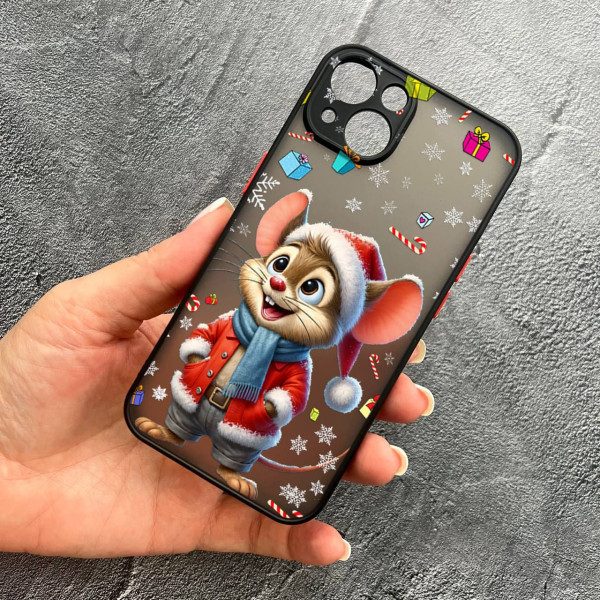 Чехол для iPhone 14 с защитой камеры новогодний мышонок в костюме санты