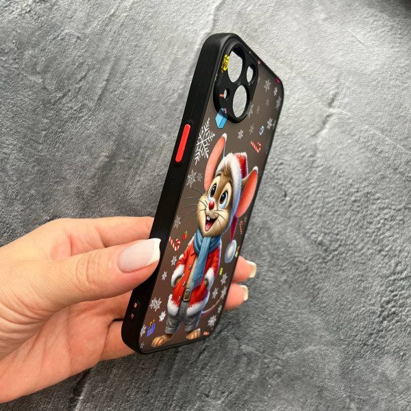 Чехол для iPhone 14 с защитой камеры новогодний мышонок в костюме санты