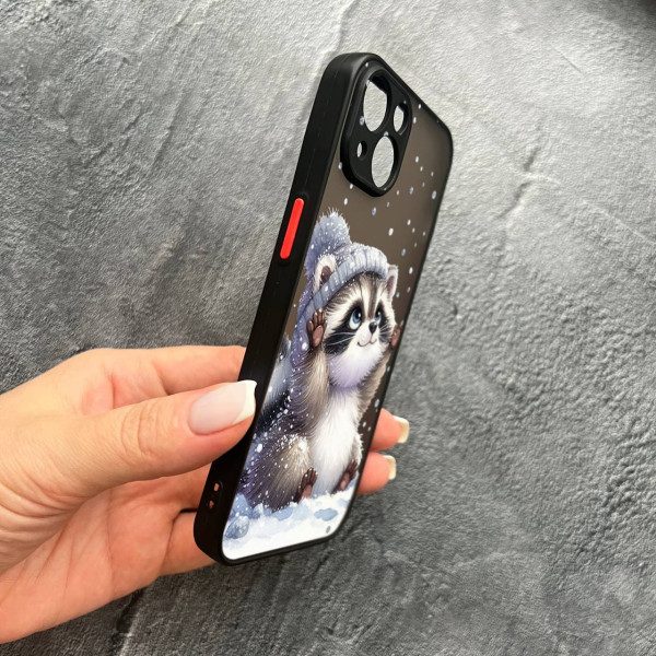 Чехол для iPhone 15 с защитой камеры новогодний зимний енотик