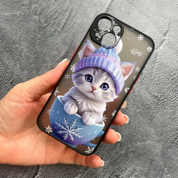 Чехол для iPhone 15 с защитой камеры новогодний котенок в чашке