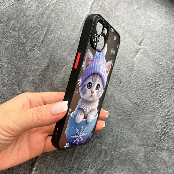 Чехол для iPhone 15 с защитой камеры новогодний котенок в чашке