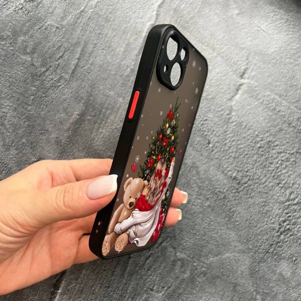 Чохол для iPhone 15 з захистом камери новорічна дівчина з плюшевим ведмедем і ялинкою