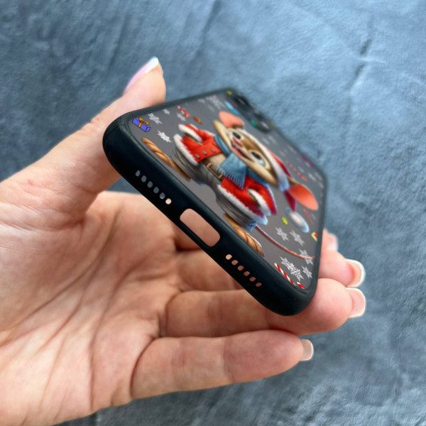 Чехол для iPhone 12 mini с защитой камеры новогодний мышонок в костюме санты