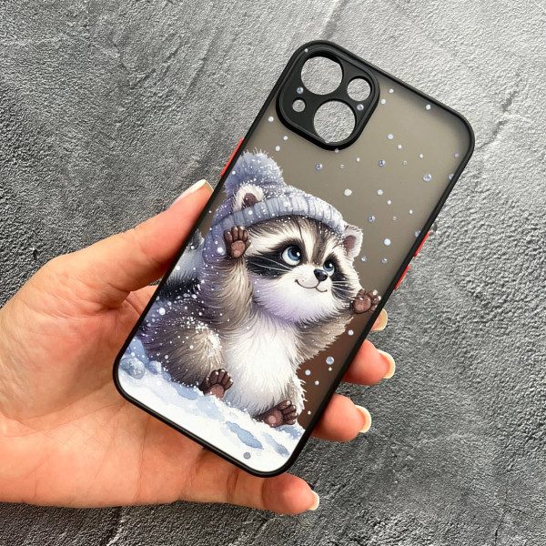 Чехол для iPhone 14 plus с защитой камеры новогодний зимний енотик